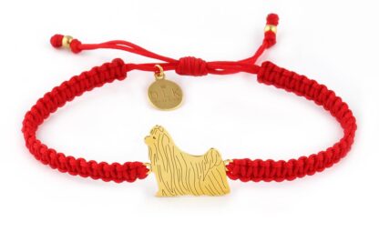 Armband mit Yorkshire Terrier Hund aus vergoldetem Silber an rotem Makramee